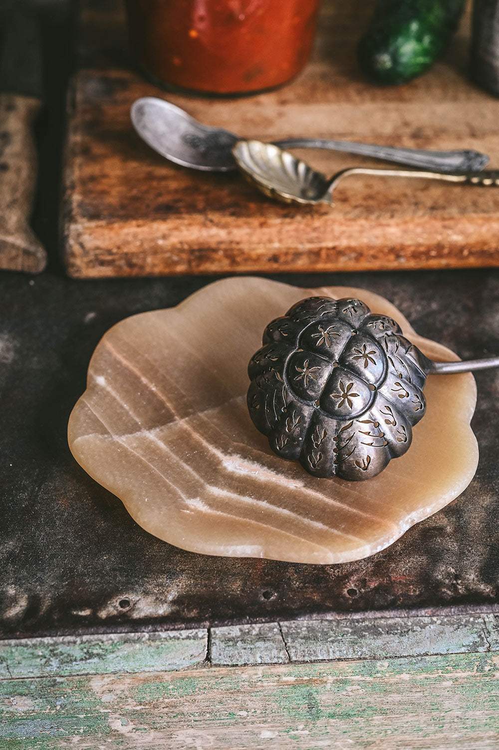 Round Chocolate Onyx Petal Tray
